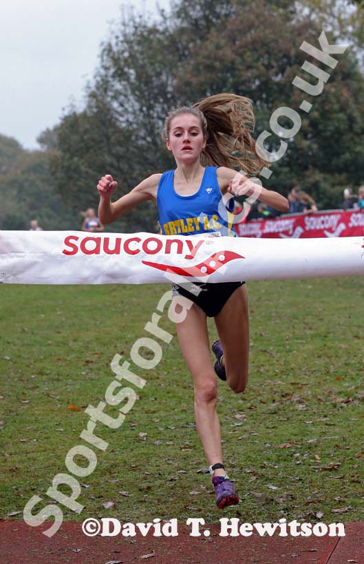 Lydia Tuner brings Birtley home for victory in the under-17 women, National Cross Country Relays, Berry Hill Park, Mansfield. Photo: David T. Hewitson/Sports for All Pics